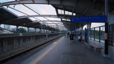 ULSAN, GÜNEY KORE - 10 EKİM. 2025 - Güney Kore 'deki Ulsan İstasyonu' nda hızlı tren istasyonunda bekleyenler