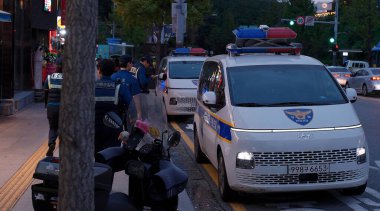 SEOUL, GÜNEY KORE - 11 Ekimde. 2025 - Koreli polis memurları ve devriye araçları Itaewon bölgesinde bir olaya müdahale ettiler