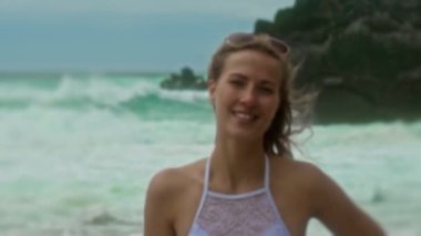 Bulanık bir el resmi zarif bir kadın güzel bir doğal ortama özgüven yayar, saçları rüzgarda zarif bir şekilde dalgalanır.