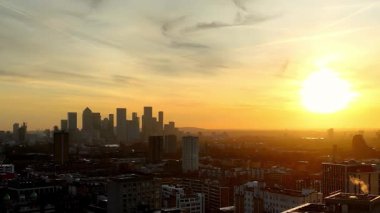 Londra üzerinde gün doğumu - hava manzarası - LONDON, BİRLİK KINGDOM - 23 ARALIK 2024