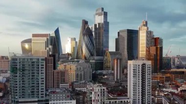 Londra şehri üzerindeki hava manzarası ve ikonik gökdelenler çekim alanı - LONDON, UNITED KINGDOM - 23 ARALIK 2024