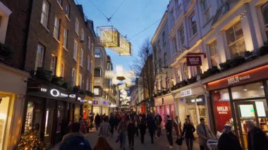 Noel zamanı Carnaby Sokağı Londra - muhteşem ışıklar ve şenlikli dekorasyon - LONDON, BİRLİK KINGDOM - 21 ARALIK 2024
