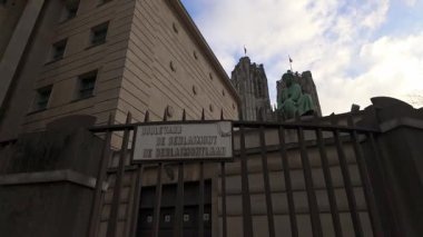 BRÜKSEL, BELGIUM - 26 Kasım 2025 - Brüksel 'de katedral kuleleri ve heykeli olan Berlaimont Caddesi levhası