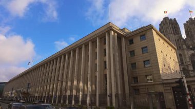 BRÜKSEL, BELGIUM - 26 Kasım 2025 - Belçika Merkez Bankası ön cephesi ve St. Michael ve St. Gudula Katedrali