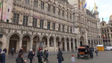 BRÜKSEL, BELGIUM - 26 Kasım 2025 - Brüksel 'de tarihi belediye binası mimarisi ve ziyaretçileri