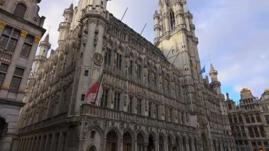 BRÜKSEL, BELGIUM - 26 Kasım 2025 - Brüksel Belediye Binası cephesi Grand Place meydanında ayrıntılı gotik ayrıntılarla ihtişamlı bir şekilde duruyor