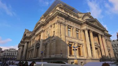 BRÜKSEL, BELGIUM - 26 Kasım 2025 - Brüksel Borsa Binası mavi gökyüzünün altında neoklasik mimari sergilenmektedir