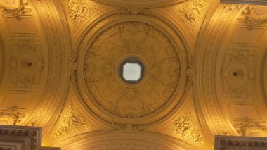 BRÜKSEL, BELGIUM - 26 Kasım 2025 - Karmaşık mimari detaylar ve dekoratif sıva işleri içeren süslü tavan kubbesi