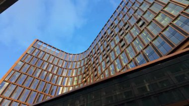 BRÜKSEL, BELGIUM - 26 Kasım 2025 - Brüksel 'deki modern binanın benzersiz çağdaş mimarisini gösteren kavisli cephesi