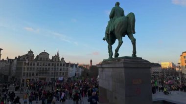 BRÜKSEL, BELGIUM - 26 Kasım 2025 - Kral I. Albert, Brüksel, Belçika 'daki Royale Meydanı' nda protesto yapan kalabalığa tepeden bakan binicilik heykeli