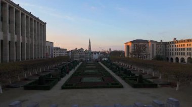 BRÜKSEL, BELGIUM - 26 Kasım 2025 - Mont des Arts Park ve gökyüzüne karşı kulesi olan şehir binaları, Brüksel