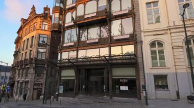 BRÜKSEL, BELGIUM - 26 Kasım 2025 - Brüksel Müzikal Aletler Müzesi Sunset 'te Art Nouveau bina tasarımı