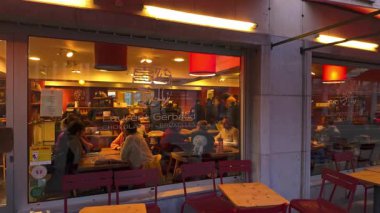 BRÜKSEL, BELGIUM - 26 Kasım 2025 - Brüksel, Belçika 'daki Laurent Gerbaud çikolata ve kafesinde dinlenen insanlar