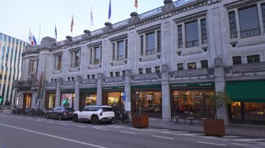 BRÜKSEL, BELGIUM - 26 Kasım 2025 - Brüksel 'de Cafe Victor ile BoZAR Kültür Merkezi Mimarisi