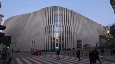 BRÜKSEL, BELGIUM - 26 Kasım 2025 - BNP Paribas Fortis Brüksel, Belçika 'da hava kararınca dalgalı bir cephe ile Montagne du Parc' ı inşa ediyor