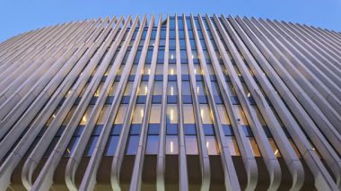 BRÜKSEL, BELGIUM - 26 Kasım 2025 - BNP Paribas Fortis Brüksel, Belçika 'da hava kararınca dalgalı bir cephe ile Montagne du Parc' ı inşa ediyor