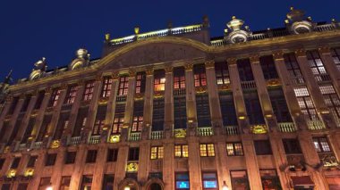 BRÜKSEL, BELGIUM - 26 Kasım 2025 - Brüksel 'deki Grand Place' de gece parlayan dekoratif bina cephesi