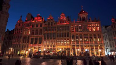 BRÜKSEL, BELGIUM - 26 Kasım 2025 - Grand Place meydanını aydınlatan tarihi lonca evleri