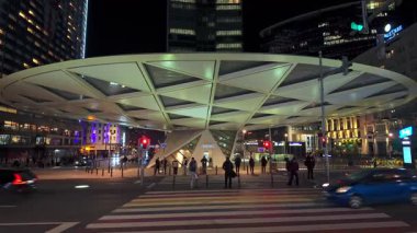 BRÜKSEL, BELGIUM - 26 Kasım 2025 - Brüksel şehir sokağı modern De Brouckere metro istasyonu ve geceleri faaliyet