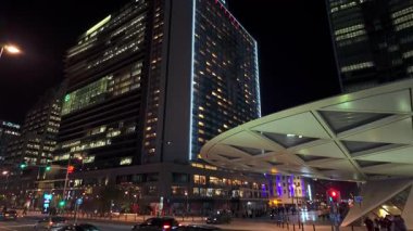 BRÜKSEL, BELGIUM - 26 Kasım 2025 - Brüksel şehir sokağı, modern mimari ve gece trafiği