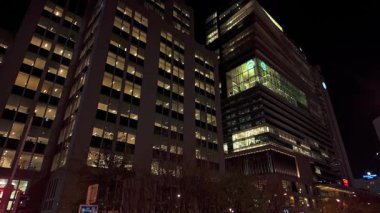 BRÜKSEL, BELGIUM - 26 Kasım 2025 - Brüksel şehir silueti modern aydınlanmış ofis binaları ve kurumsal mimarinin yer aldığı gece