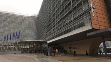 BRÜKSEL, BELGIUM - 26 Kasım 2025 - Avrupa Birliği bayraklarıyla Berlaymont Binası