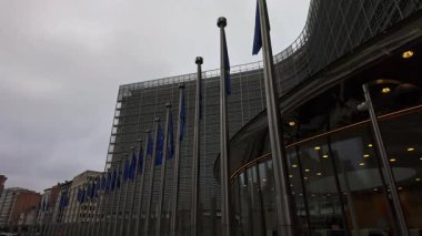 BRÜKSEL, BELGIUM - 26 Kasım 2025 - Avrupa Birliği bayrakları Brüksel, Belçika 'daki Berlaymont binasının önünde dalgalanıyor
