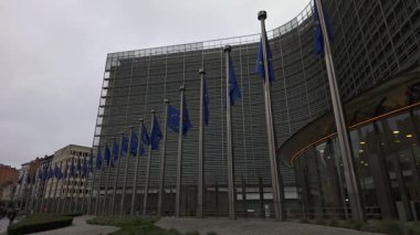 BRÜKSEL, BELGIUM - 26 Kasım 2025 - Avrupa Birliği bayrakları Berlaymont binasının modern cephesini kaplıyor