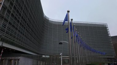 BRÜKSEL, BELGIUM - 26 Kasım 2025 - Avrupa Birliği bayrakları Brüksel, Belçika 'daki Berlaymont binasının önünde dalgalanıyor