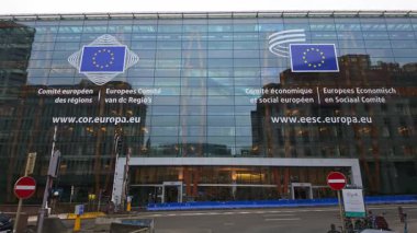 BRÜKSEL, BELGIUM - 26 Kasım 2025 - Brüksel 'deki Avrupa Komisyonu binası, Bölgeler ve Ekonomik ve Sosyal Komite Avrupa Komitesi logolarını göstermektedir