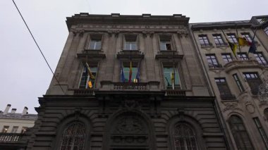 BRÜKSEL, BELGIUM - 26 Kasım 2025 - Brüksel, Belçika 'da Avrupa Birliği ve Belçika bayraklarını gösteren tarihi bina