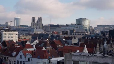 BRÜKSEL, BELGIUM - 26 Kasım 2025 - Tarihi kiliseler ve çağdaş yapılara sahip geleneksel çatıların yer aldığı Brüksel şehir manzarası