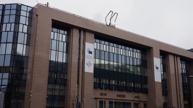 BRÜKSEL, BELGIUM - 26 Kasım 2025 - Brüksel 'deki Avrupa Birliği Konsey Binası, Avrupa Birliği bayrağını gösteriyor