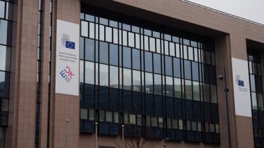 BRÜKSEL, BELGIUM - 26 Kasım 2025 - Brüksel 'deki Avrupa Birliği Konsey Binası Danimarka Cumhurbaşkanlığı bayrağını sergiliyor
