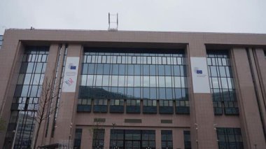 BRÜKSEL, BELGIUM - 26 Kasım 2025 - Brüksel, Belçika 'da bayraklı Avrupa Birliği kurumlarının inşası