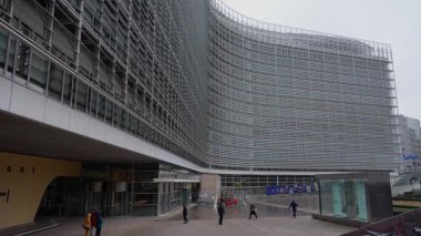BRÜKSEL, BELGIUM - 26 Kasım 2025 - Berlaymont dış bina, Avrupa siyasetini temsil eden insanlar önde yürüyor