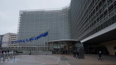 BRÜKSEL, BELGIUM - 26 Kasım 2025 - Avrupa Komisyonu bayraklı Berlaymont binası