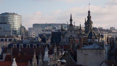 BRÜKSEL, BELGIUM - 26 Kasım 2025 - Brüksel Belçika şehir merkezinde modern cam binalar ve tarihi kuleler