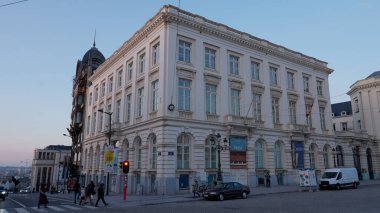 BRÜKSEL, BELGIUM - 26 Kasım 2025 - Brüksel 'de bir sokakta yürüyen insanlarla Müzikal Aletler Müzesi binası