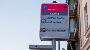 BRÜKSEL, BELGIUM - 26 Kasım 2025 - Brüksel 'deki otobüs rotaları ve varış noktalarını gösteren STIB toplu taşıma bilgi paneli