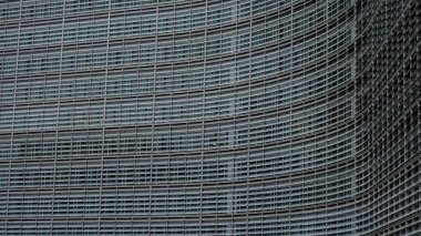 BRÜKSEL, BELGIUM - 26 Kasım 2025 - Avrupa Komisyonu modern mimari ve soyut modelleri gösteren cephe