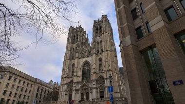 BRÜKSEL, BELGIUM - 26 Kasım 2025 - St Michael ve St Gudula Katedrali, Brüksel, Belçika 'nın Gotik bir simgesi