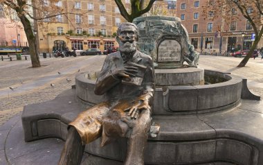 BRÜKSEL, BELGIUM - 26 Kasım 2025 - Charles Buls heykeli halka açık bir meydanda duruyor