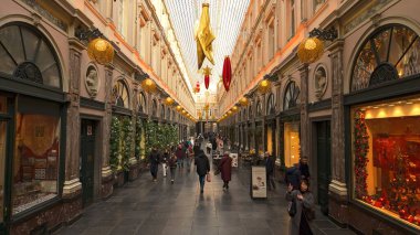BRÜKSEL, BELGIUM - 26 Kasım 2025 - İnsanlar Noel sezonu boyunca tarihi Galeriler içinde alışveriş yapıyorlar.