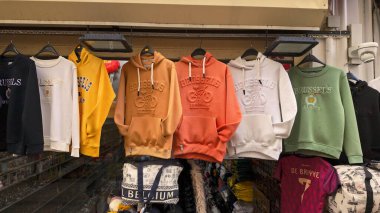 BRÜKSEL, BELGIUM - 26 Kasım 2025 - Brükselli hediyelik eşya bir açık hava sokak pazarında sergilendi