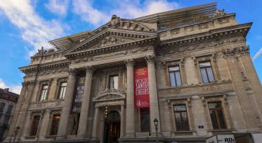 BRÜKSEL, BELGIUM - 26 Kasım 2025 - Brüksel Bourse, neoklasik bir simge, şimdi etkileşimli bir Belçika Bira Dünyası müzesine ev sahipliği yapıyor