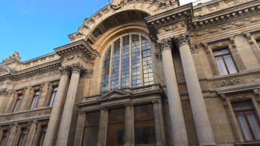 BRÜKSEL, BELGIUM - 26 Kasım 2025 - Brüksel, Belçika 'da neoklasik mimari ve sütunlarla Bourse de Bruxelles binası cephesi