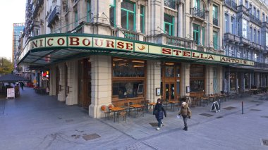 BRÜKSEL, BELGIUM - 26 Kasım 2025 - Belçika 'nın Brüksel kentindeki tarihi Bourse binasının önünden geçen insanlar