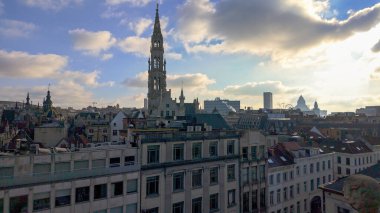 BRÜKSEL, BELGIUM - 26 Kasım 2025 - Brüksel çatı katı tarihi Grand Place belediye binası kulesi ve şehir mimarisini gösteriyor