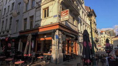 BRÜKSEL, BELGIUM - 26 Kasım 2025 - Maison des Crepes Brüksel, Belçika 'da güneşli bir sokak köşesinde oturma izni veriyor